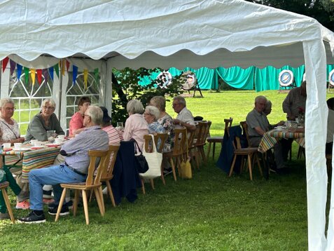 Mitglieder des VfF Hannover beim Sommerfest im Vereinsheim