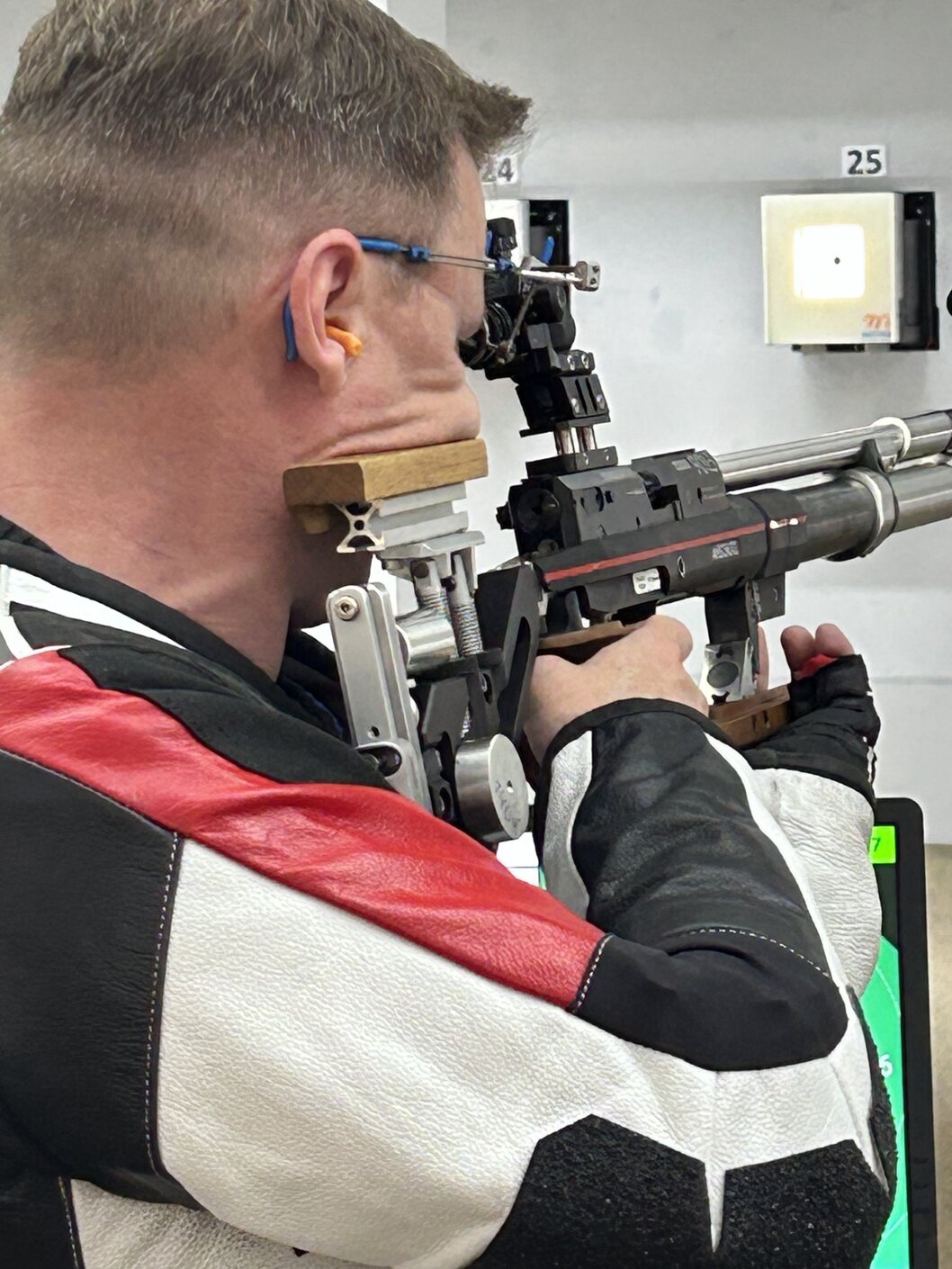 Erwachsene Sportschützen beim Training am Schießstand